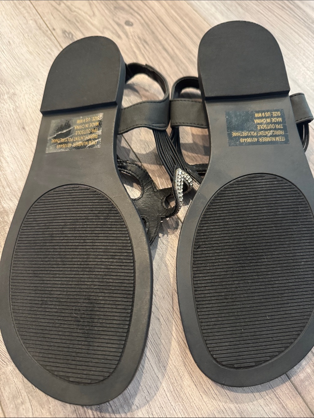 Torrid Black Embellished T-Strap Sandals 9WW sequins - Picture 6 of 8